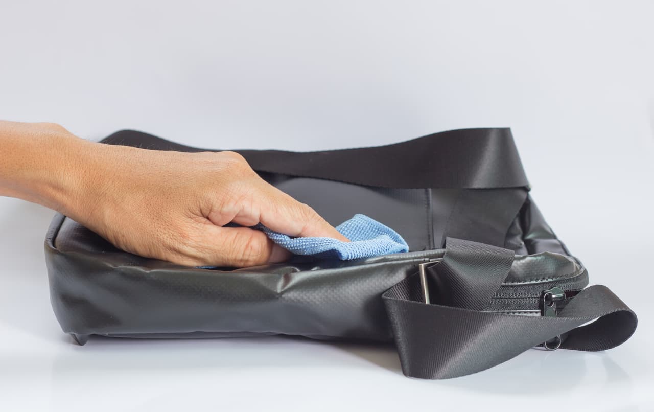 Disimula los arañazos en el cuero: si tu bolso favorito o tu sillón de cuero quedaron dañados por un pequeño arañazo, frota con un paño suave y una cantidad pequeña de pasta sobre el rasguño. En algunos casos el daño inclusive desaparece.