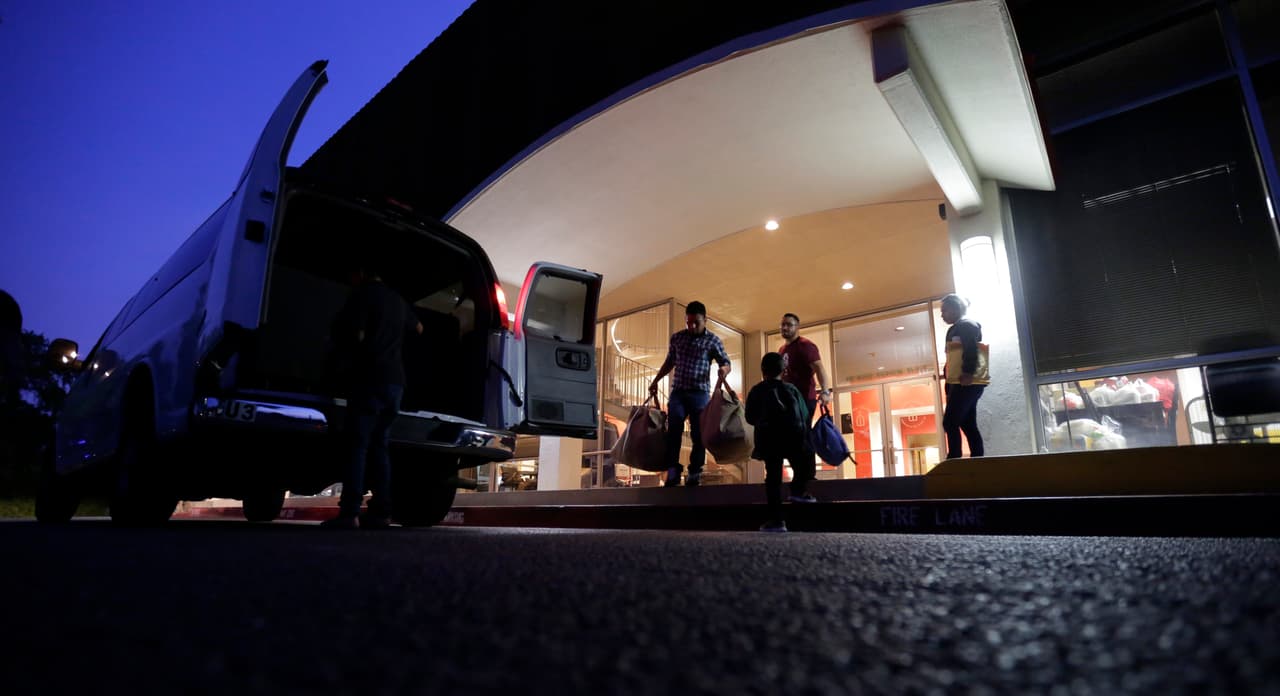 Activistas exigen al gobierno que deje de mantener como rehenes a menores migrantes que buscan asilo