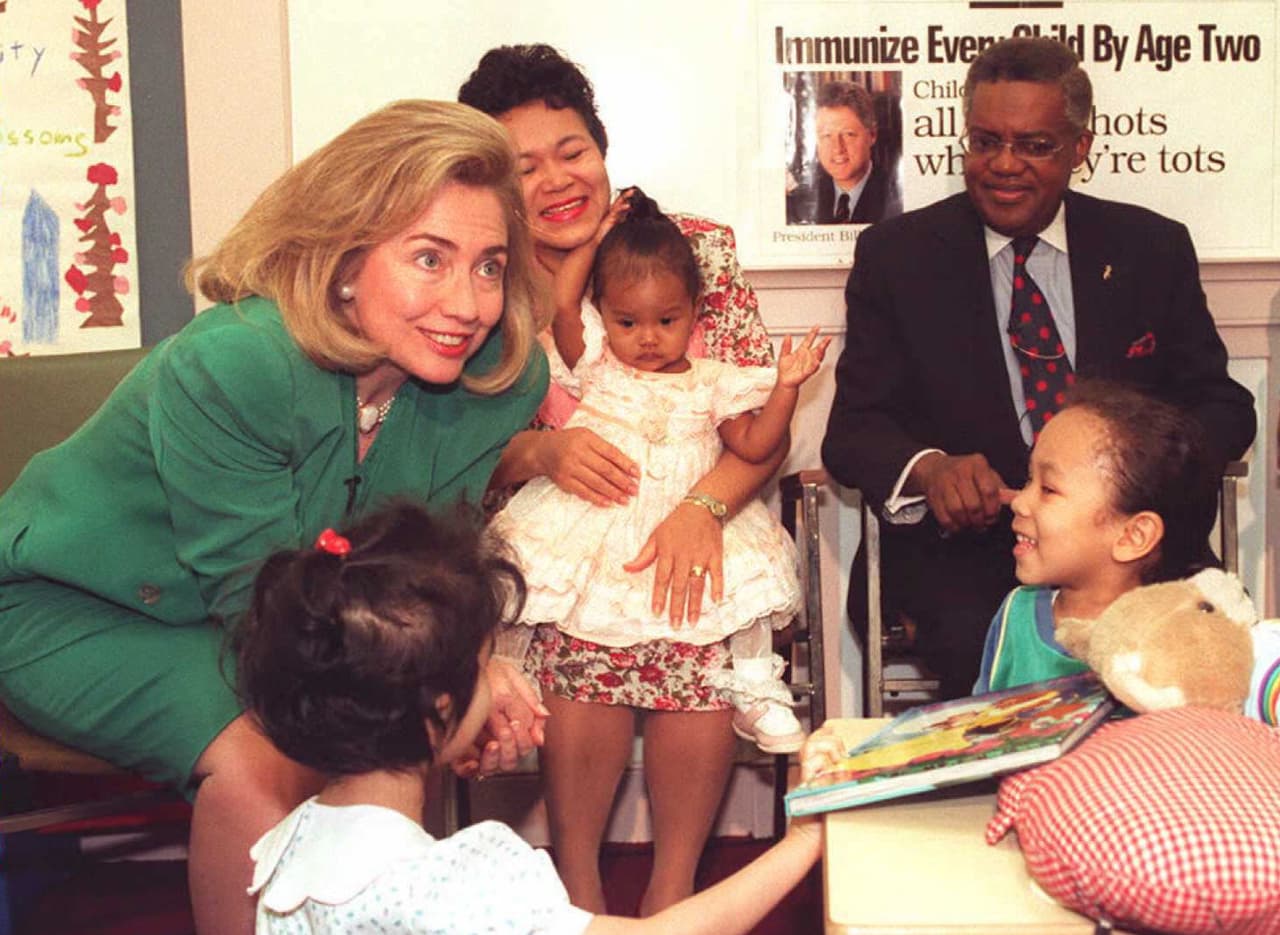 <b>La abogada de la Casa Blanca</b>. Su experiencia como abogada la llevó a una gestión productiva, como esposa del Presidente. A pesar de que no logró que se aprobara en el congreso su principal iniciativa: el "Plan de Salud Clinton", desempeñó un papel importante en la creación y defensa de planes de sanidad y leyes familiares. En la imagen, la Primera Dama asiste a la “Semana nacional de vacunación Infantil” de 1995.