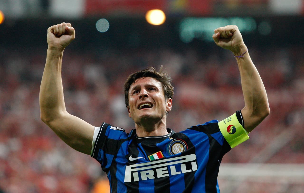 En la media tenía a Javier ‘Pupi’ Zanetti, el de Buenos Aires que se convirtió en leyenda del Inter; además del argentino Esteban ‘Cuchu’ Cambiasso, que brincó al Inter luego de pasar por el Real Madrid.