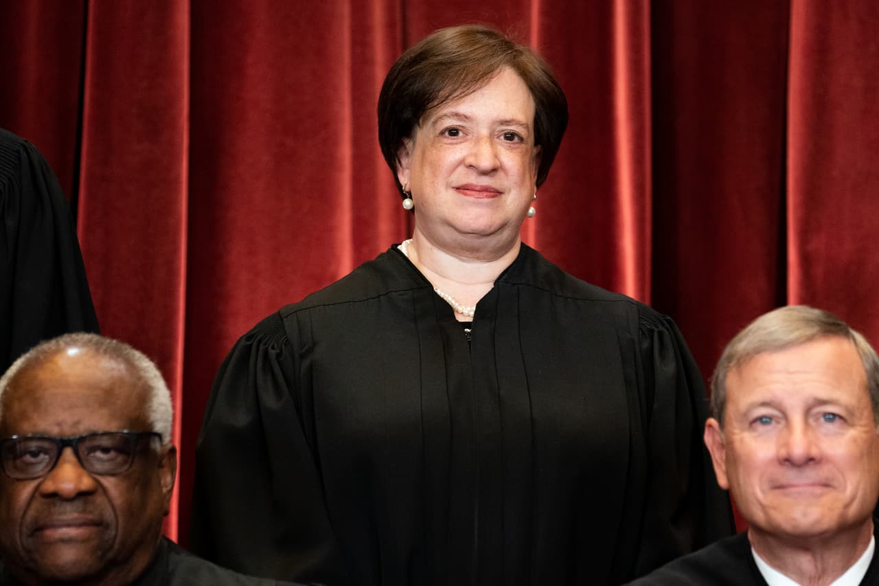 <b>Elena Kagan, nacida en 1960. </b>Es uno de
<b> </b>los votos consistentemente liberales en la corte. Fue la última propuesta por el presidente Obama que logró la ratificación del Senado y es la cuarta mujer magistrado en la historia del máximo tribunal. Ocupa el cargo desde agosto de 2010.