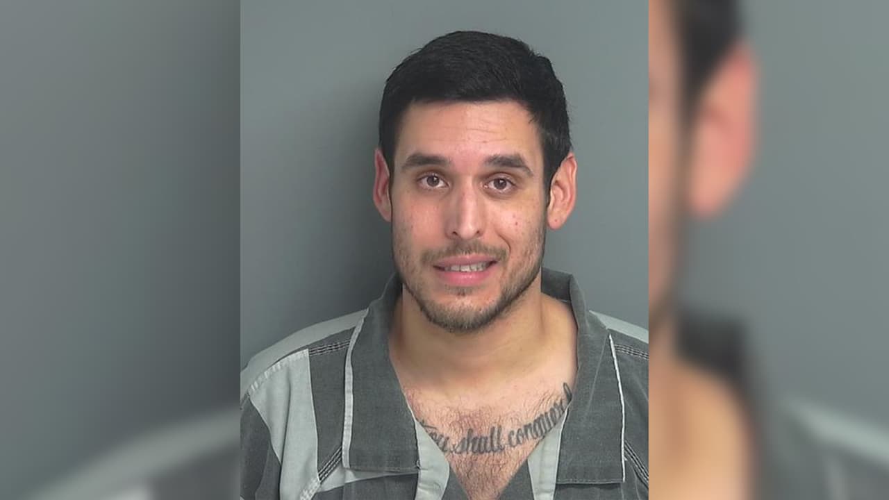 Erick Carrasco, 33 años, acusado de estrangular a un integrante de su familia. Último domicilio conocido: Gary Lane, Spring, Texas.