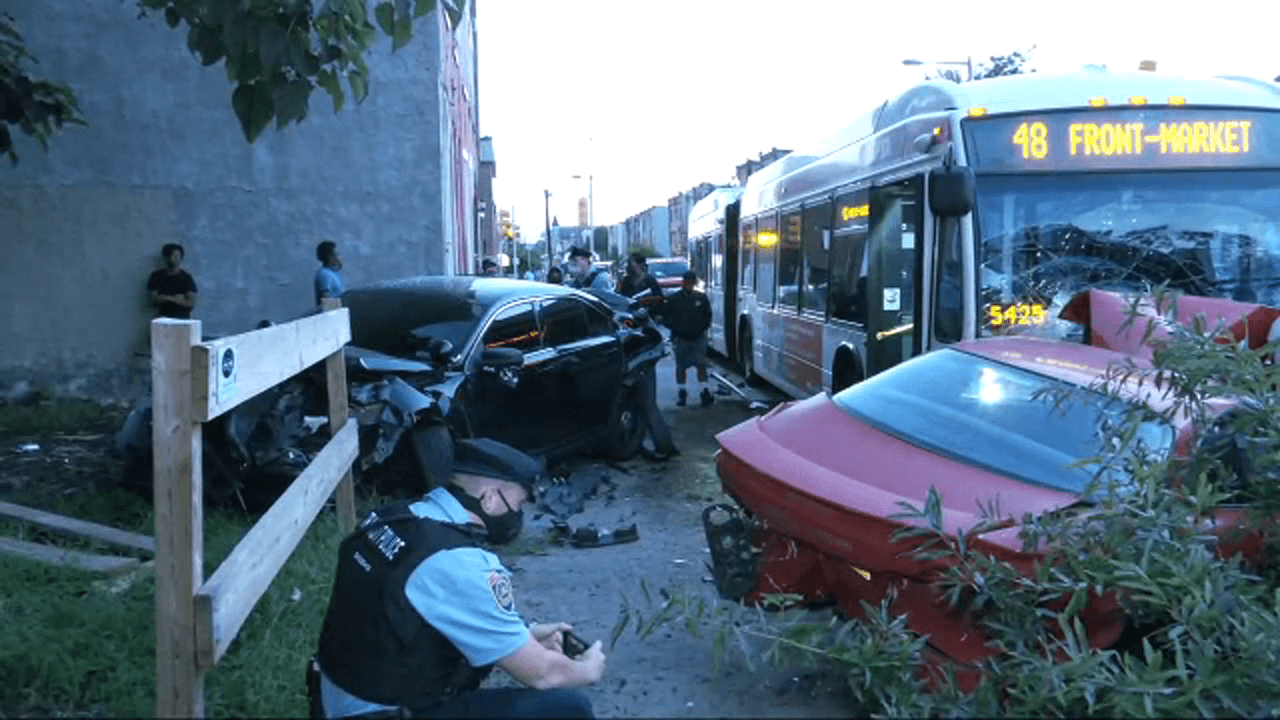 Varios lesionados tras colisión entre autobús de SEPTA y autos en Filadeldia