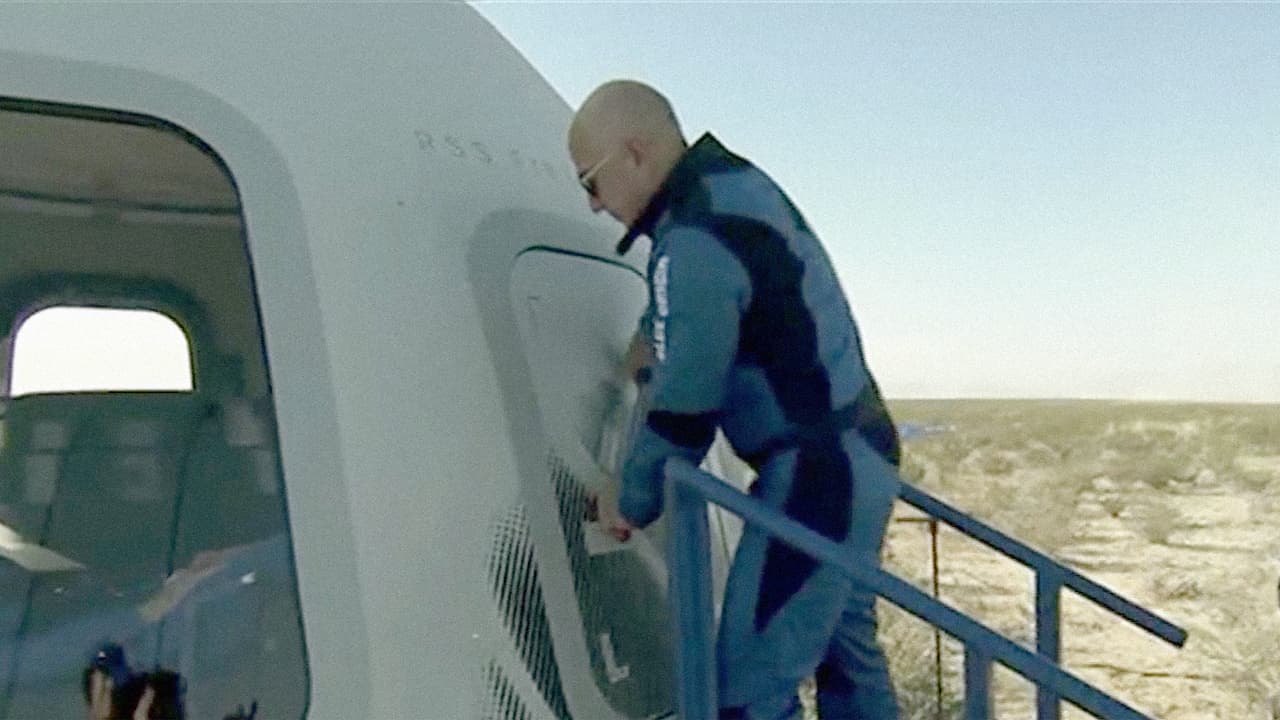 El fundador de Amazon y Blue Origin abrió la cápsula para dejar salir a los tripulantes.
