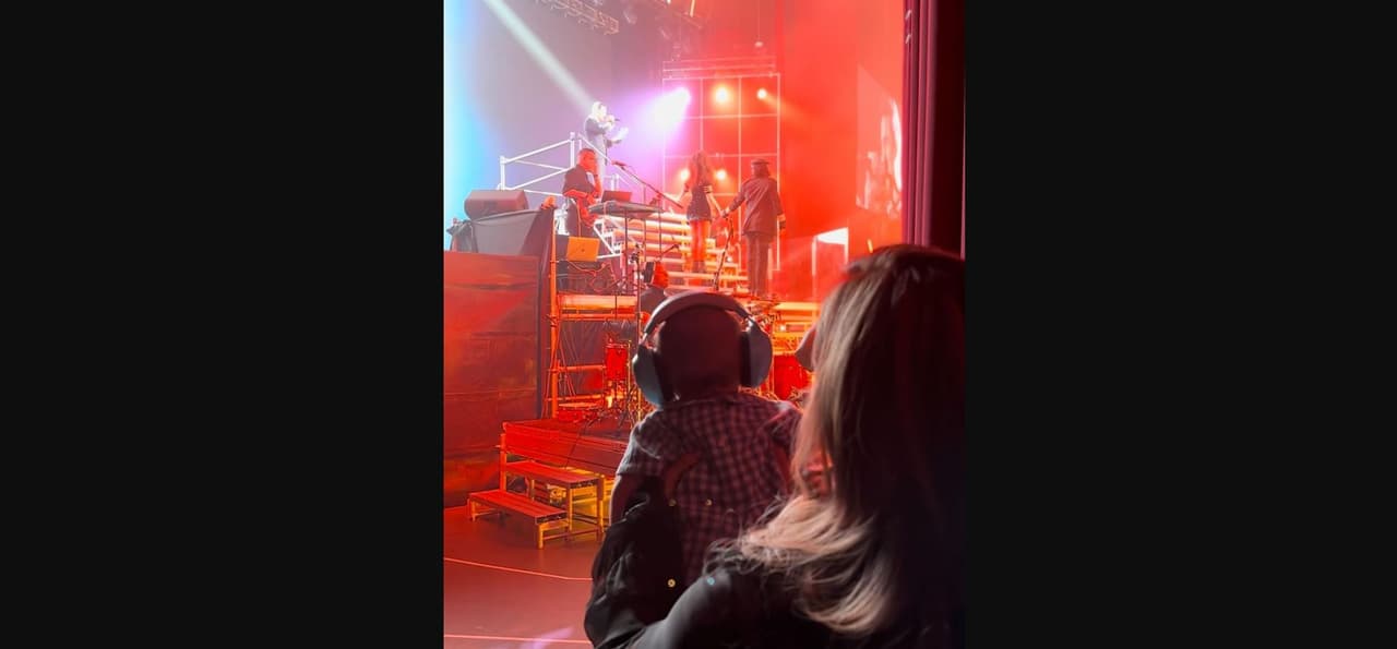 León, hijo de Carlos Rivera y Cynthia Rodríguez, en concierto de su papá.