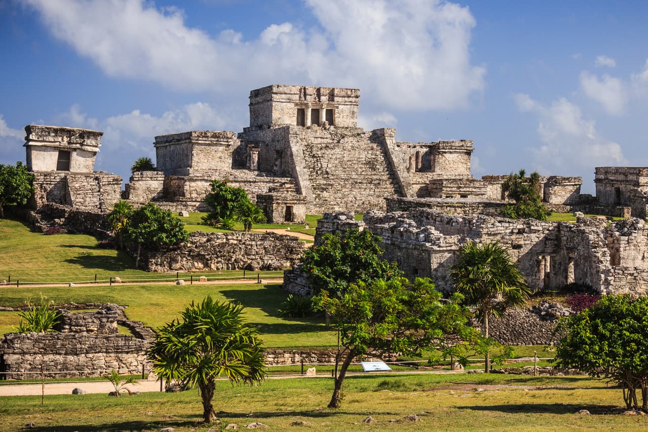 <b>Puesto 2. Tulum.</b>
<br>
<br>Aquí se encuentran las únicas ruinas mayas frente al mar del mundo, y el pueblo atrae tanto a los aficionados a la historia como a los amantes del agua.
<br>
<br>El área ofrece numerosas opciones de alojamiento a lo largo de un tramo de la rivera Maya, desde pequeños hoteles boutique hasta resorts con todo incluido. Eso significa que todos los viajeros pueden reservar las vacaciones que más les beneficien.