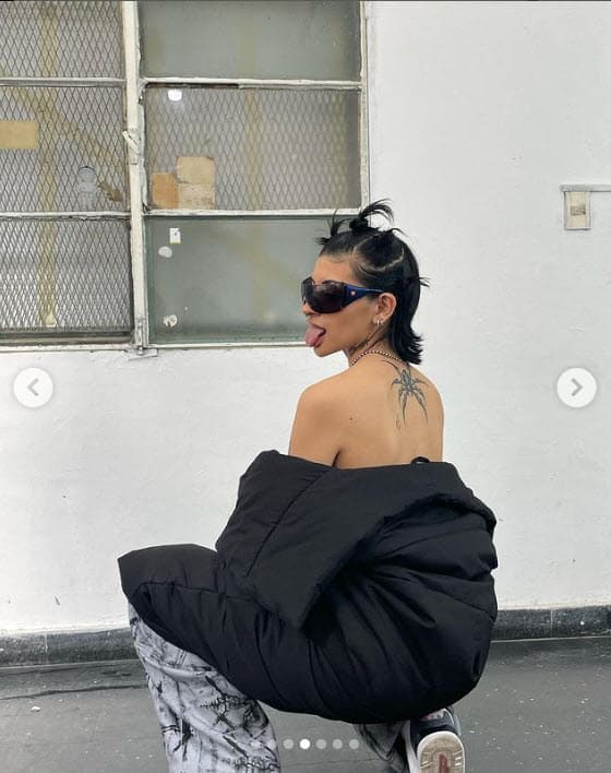 Su aparición tomados de la mano ocurre no solo después del pleito que él tuvo con J Balvin, sino también luego de revelar porqué expuso una
<b><a href="https://www.univision.com/famosos/christian-nodal-belinda-exhibio-mensajes-2-fotos" target="_blank"> supuesta conversación que tuvo con Belinda</a></b> en la que dejó ver que presuntamente le daba dinero a la actriz y a sus padres.
<br>