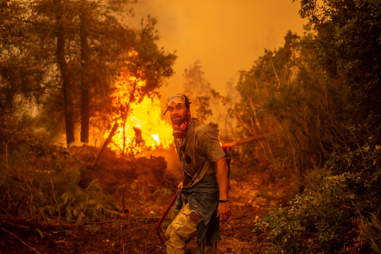 Un voluntario cerca de las llamas en Glatsona, Evia, el 9 de agosto. "Se podía sentir el calor enorme, también había mucho humo. Se podía ver el sol, una bola roja, y luego, nada más alrededor", agregó Angelou.