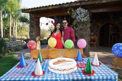 Con el paso de los años el joven mexicano, que en la historia se llama Juan Carlos, cumple sus metas, sueños y forma una feliz familia.