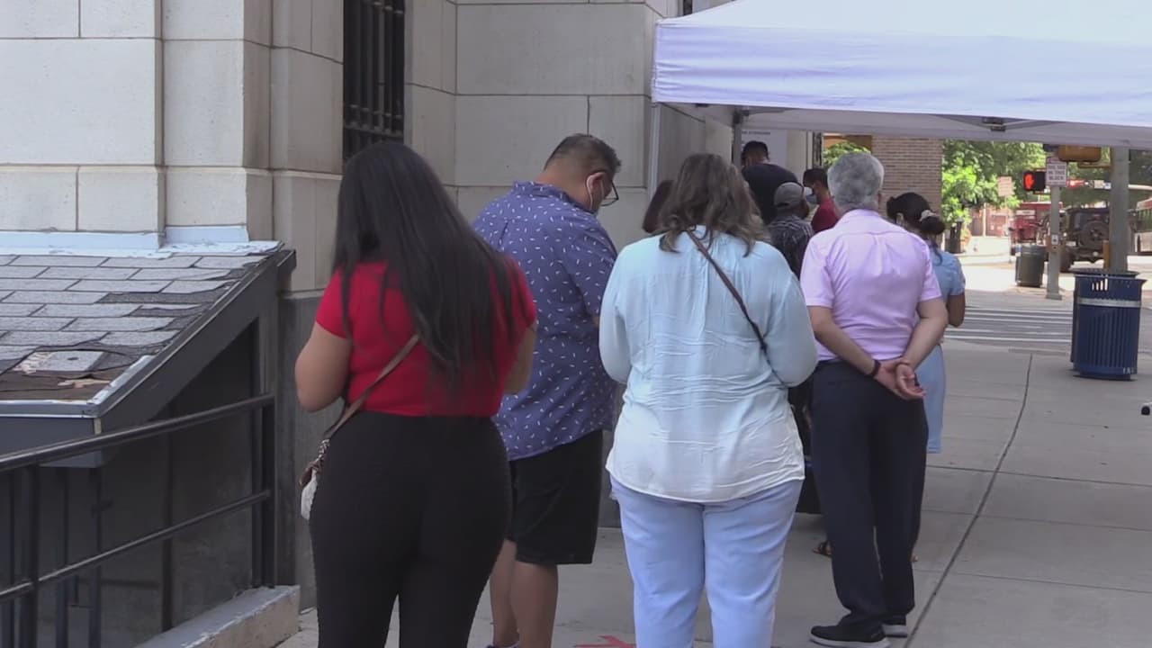 Mexicanos denuncian retrasos en los trámites del consulado en San Antonio