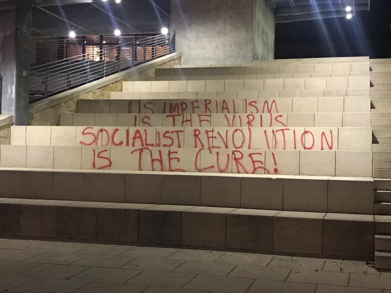 Vandalizan el Ayuntamiento de Austin con mensajes de anticapitalismo 