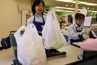 <b>ALBERTSONS: Martes y jueves 7 AM- 9 AM. </b>Esta empresa se une a las otras cadenas al designar una hora especial, dos veces a la semana a las personas mayores. 
<i> </i>
<br>