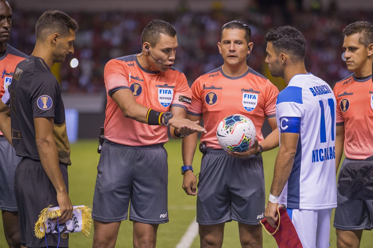 El árbitro mexicano Marco Antonio Ortiz encabezó al equipo arbitral para el juego entre Costa Rica y Nicaragua.