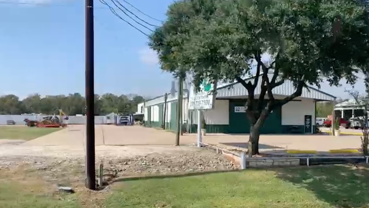 El dueño del establecimiento había sido apuñalado varias veces y su grúa había sido robada por un ex empleado.