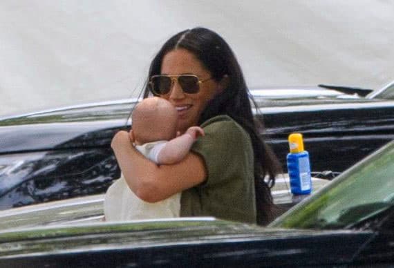 Esa misma semana, cuatro días después, Archie y sus padres asistieron al King Power Royal Charity Polo Day, en donde el príncipe Harry participó en un partido de beneficio.