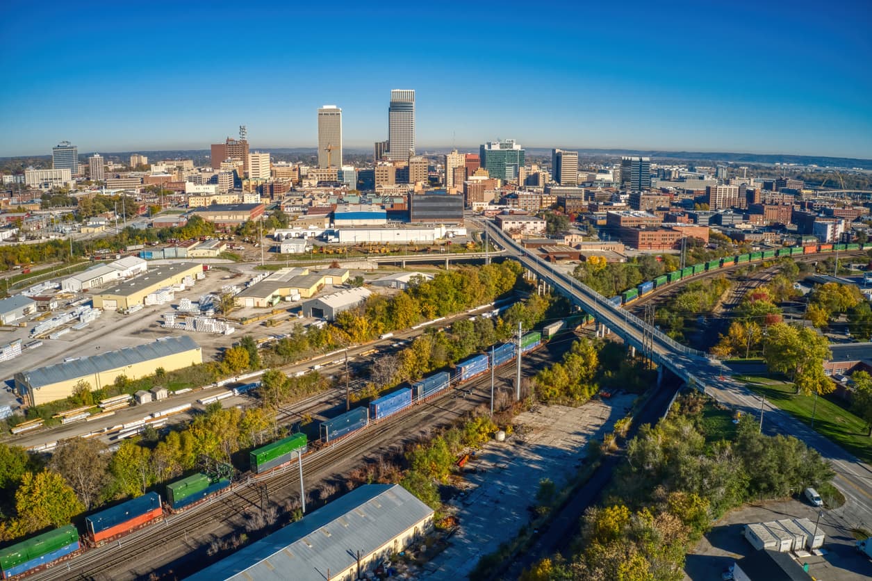 <b>Puesto 25 de las ciudades donde el salario rinde más | Omaha, Nebraska</b>
<br>
<br>🔘 El ingreso promedio anual de un hogar en esa ciudad es de $62,213.
<br>🔘 Los cheques que recibe un hogar quincenalmente ascienden a $2,393.
<br>🔘 El monto de cubrir las necesidades básicas es de $1,130.
<br>🔘 Por ello, sobran $1,263 de cada cheque.