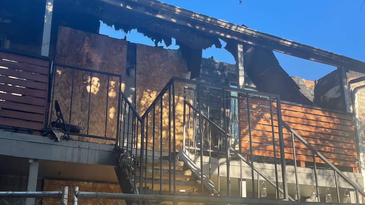 De acuerdo con el jefe de HFD, sección 28, Jason Wells, el siniestro inició en el segundo piso y se extendió rápidamente a otras viviendas. En total 12 unidades se vieron afectadas, entre ellas la de Ramírez quien asegura que afortunadamente ni ella, ni sus hijos estaban en casa.