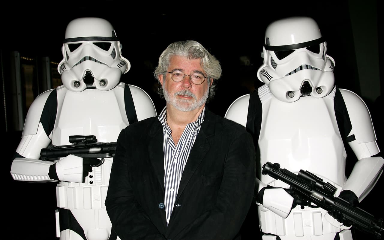 <h2 class="cms-H2-H2">George Lucas</h2>
<br>
<br>El creador de Star Wars, de 78 años, es uno de los directores y productores más ricos de Hollywood. Su fortuna es, según 
<i>Forbes</i>, de 5,100 millones de dólares, y también se unió a The Giving Pledge en 2010. Es padre de cuatro hijos. 
<br>
<br>En la carta en la que explicó la decisión de unirse a The Giving Pledge, el también fundador de LucasFilm, comentó: “Dedicaré la gran mayoría de mi fortuna a la educación. Es fundamental para la sobrevivencia de la raza humana”. 
<br>