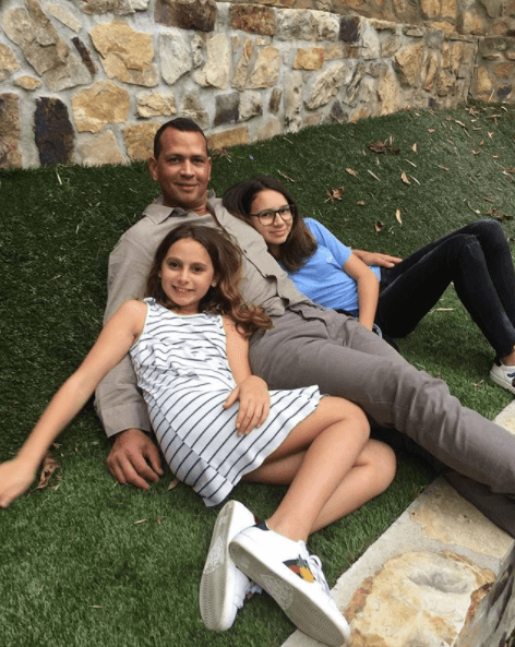 Por su parte, el exbeisbolista de los Yankees de Nueva York es padre de Natasha Alexander y Ella Alexander, producto de su matrimonio con Cynthia Scurtis.