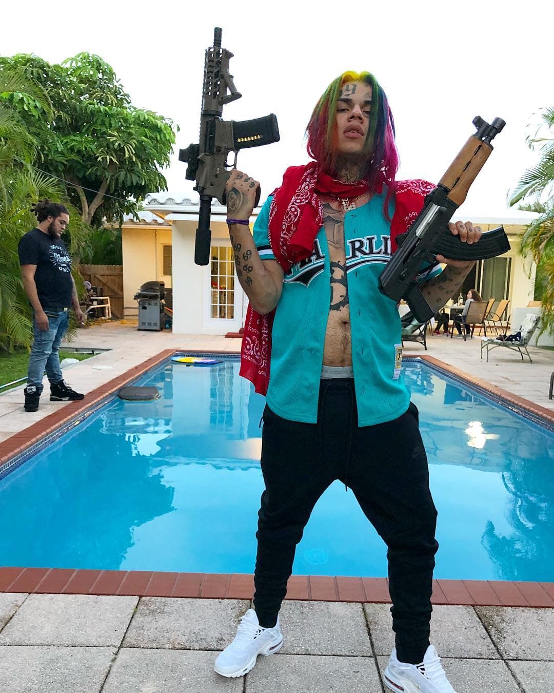De acuerdo con el portal Page Six, se trata de los publicistas Seketha Wonzer y Kevin Dozier, quienes ahora alegan 
<b><a href="https://pagesix.com/2020/12/22/two-publicists-sue-tekashi-6ix9ine-over-2018-armed-robbery/" target="_blank">daños punitivos y compensatorios</a></b>.
<br>
