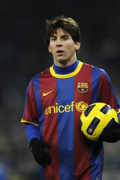 Messi, de 26 años, ganaría 27 millones de dólares al año, más incentivos que podrían elevar sus ingresos a 34 millones mientras dure el contrato, que vence a mediados de 2018.