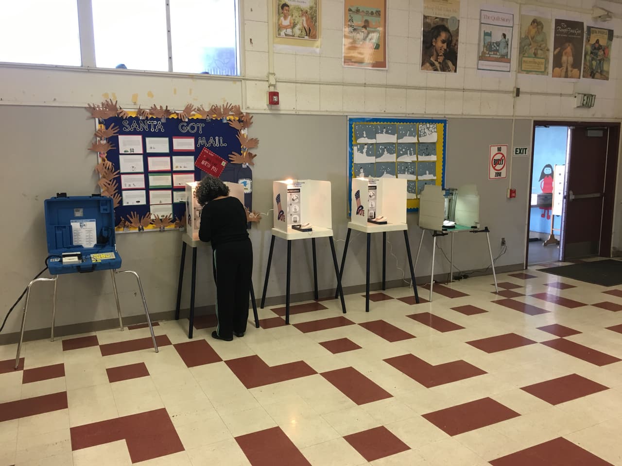 Uno de los pocos votantes que se acercaron a un centro electoral en Sur Los Ángeles este martes 7 de marzo de 2017.