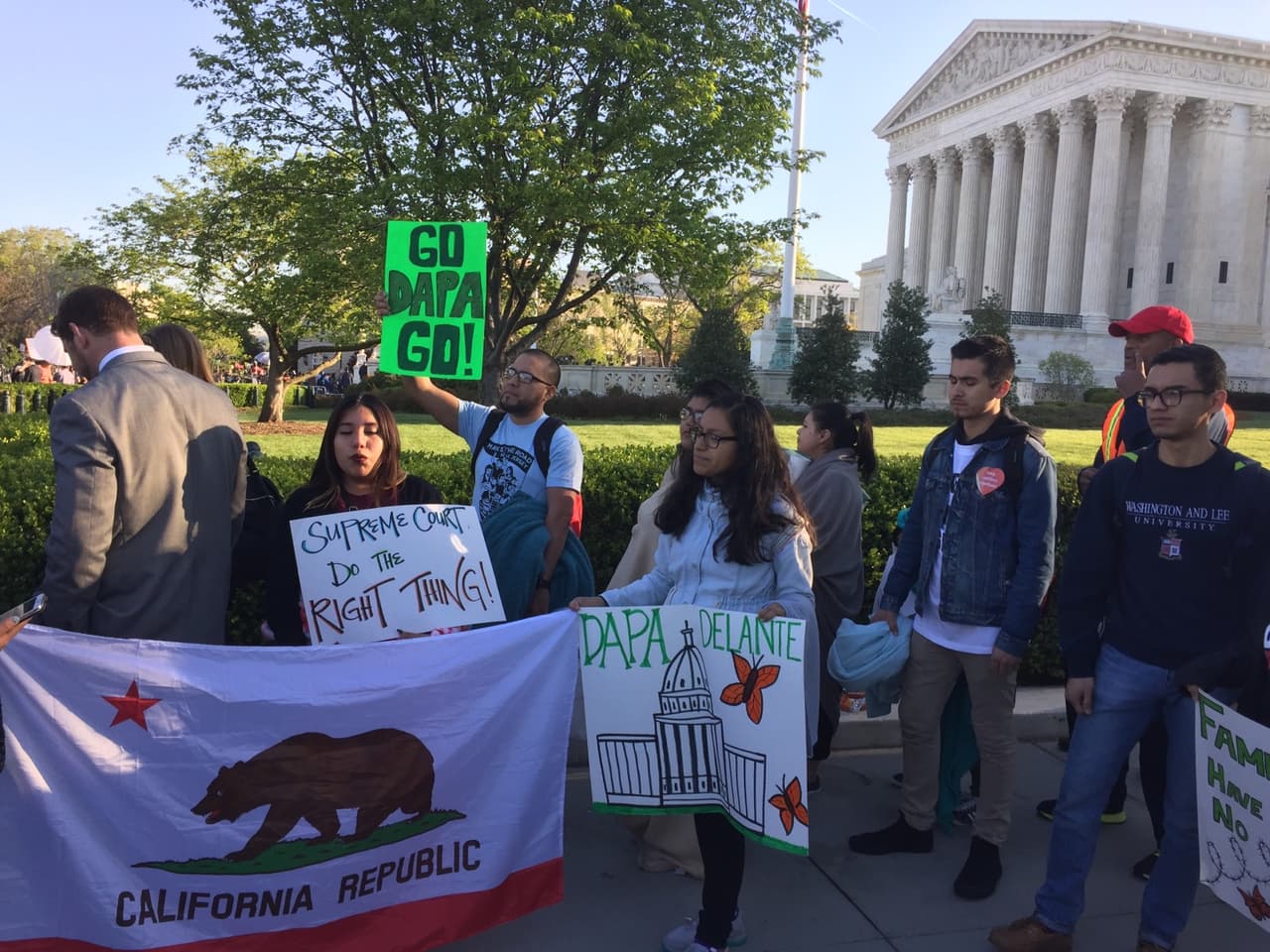 Jóvenes se manifiestan ante la Corte Suprema a favor de DAPA y DACA.