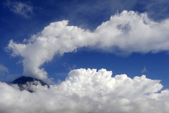 A los pies de ese volcán, ubicado 90 kilómetros al este de Quito, pasan la carretera que une la capital con Lago Agrio, corazón petrolero del país, así como dos oleoductos.