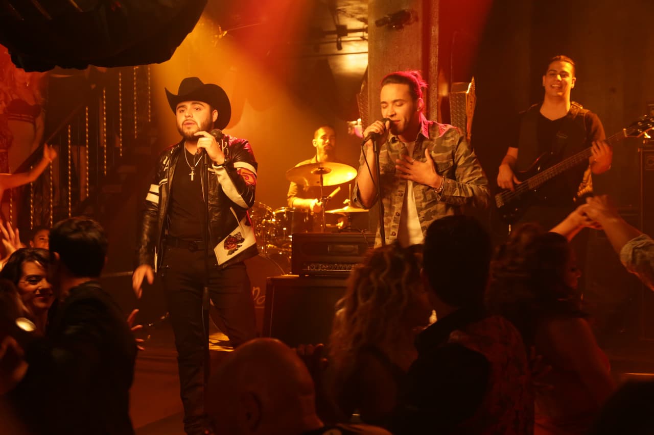 10- Gerardo Ortiz: La controversia de su video musical 'Fuiste mía' a principios de año no mermó la popularidad del cantautor, quien este año también sacó un dueto con Prince Royce (en la foto) y ya presentó probadita de su próximo material.