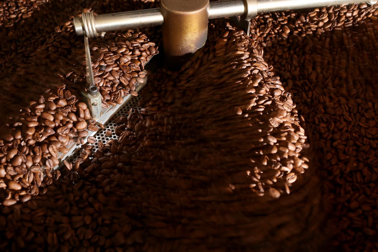 <b>Previene la diabetes tipo 2. </b>Varios estudios han llegado a esa conclusión. Los expertos opinan que esto se debe a sus propiedades antioxidantes. Una 
<a href="https://www.hsph.harvard.edu/news/press-releases/increasing-daily-coffee-intake-may-reduce-type-2-diabetes-risk/">investigación</a> de la Escuela de Salud Pública de Harvard halló que las personas tomaban una taza adicional de café diariamente durante cuatro años veían reducido en 11% el riesgo de padecer diabetes tipo 2.