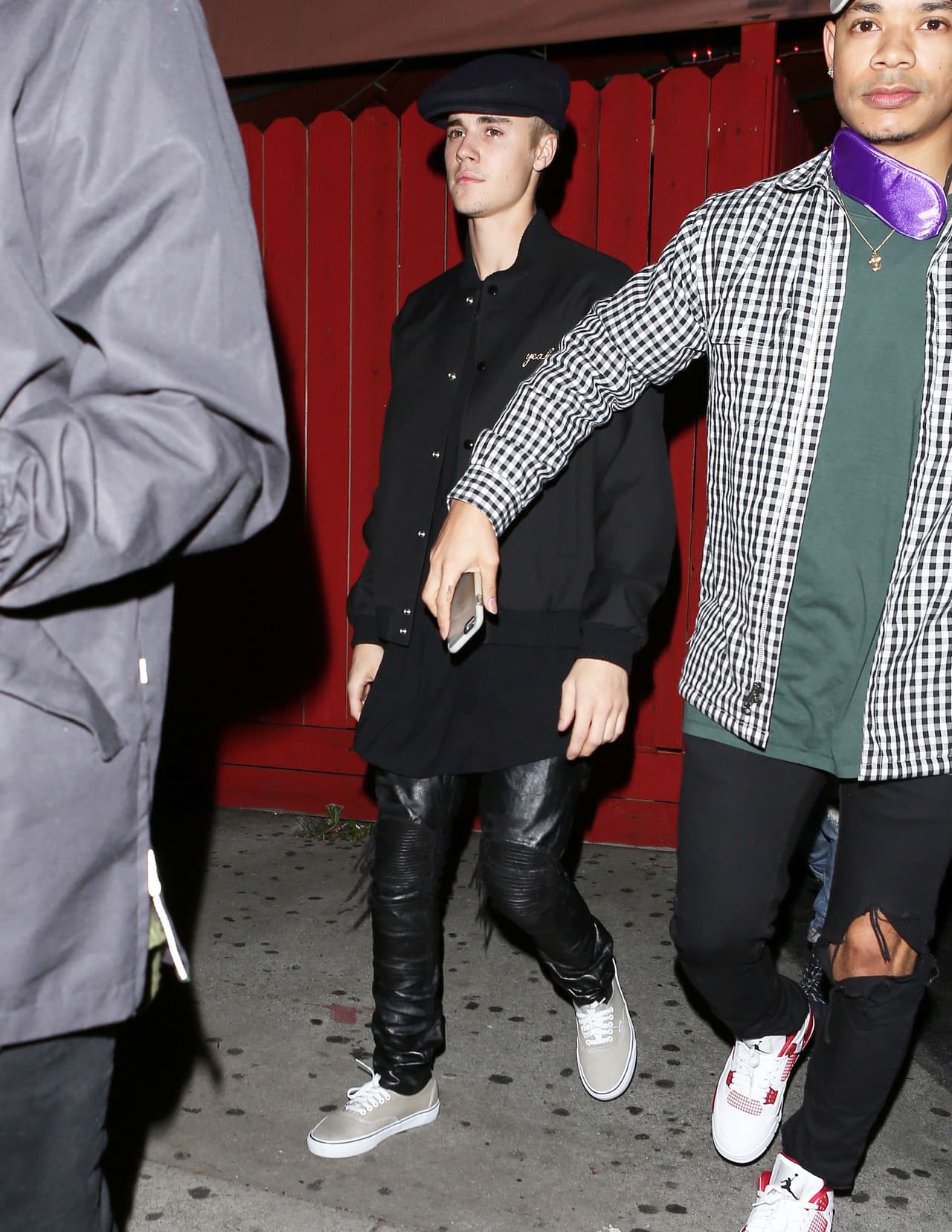 Según información revelada por 'TMZ', Bieber estuvo en el bar cerca de una hora, se tomó una cerveza y salió del lugar... ¿por qué se habrá metido en ese sitio?