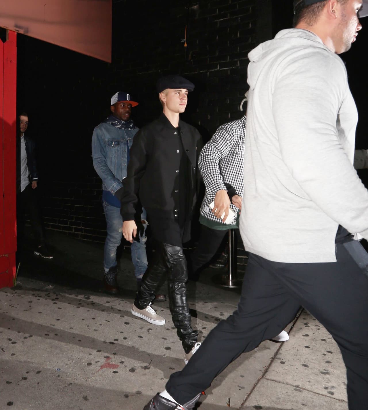 Según reportes, el cantante llegó a las 9 de la noche al lugar, cuando todavía no abría sus puertas.