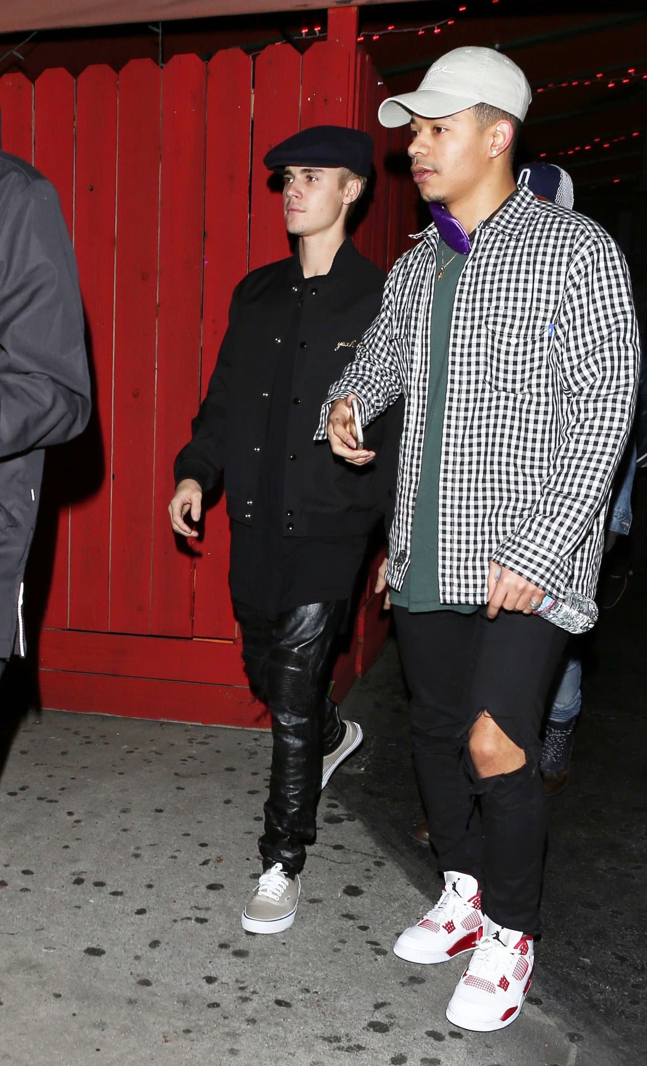 Justin Bieber sigue dando de qué hablar, ahora lo vieron llegando muy solito a un bar gay.