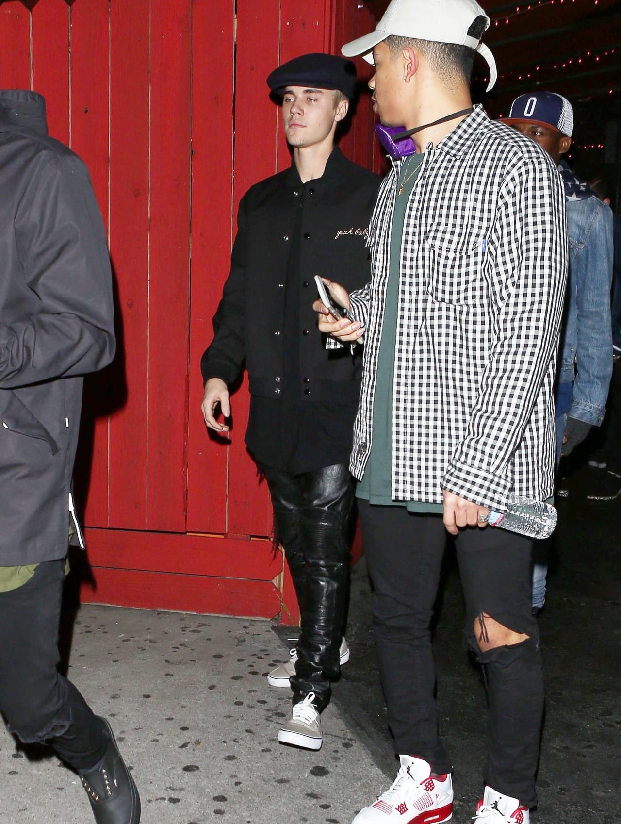 Sólo iba escoltado por sus guaruras y se le vio muy tranquilo.