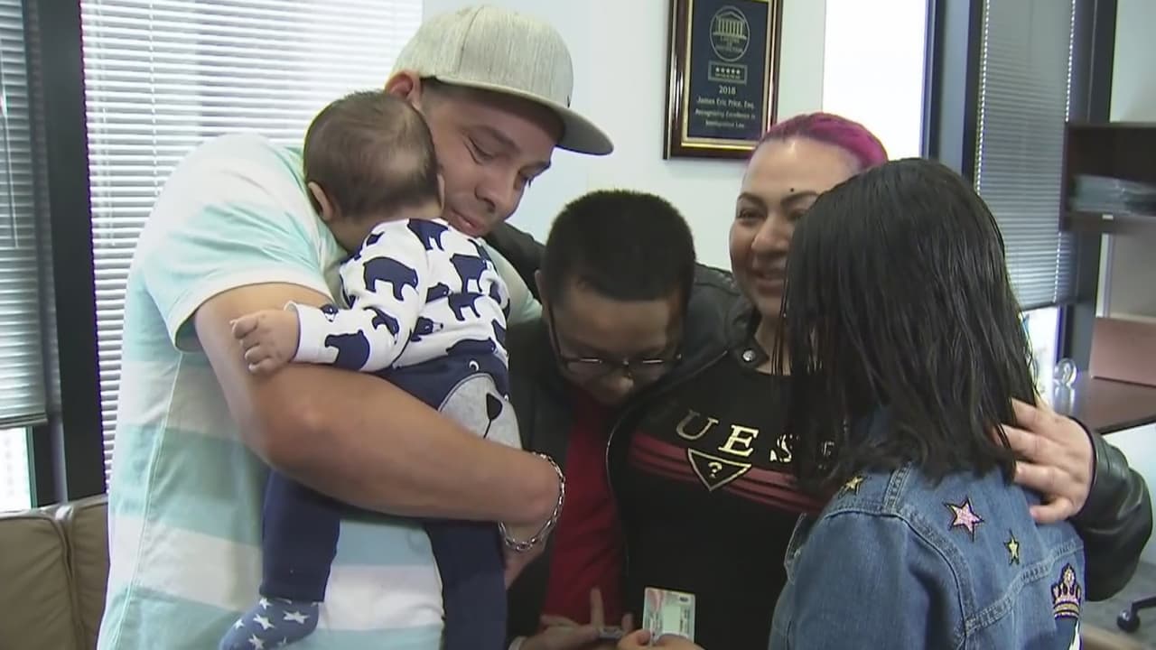 Dos hermanos guatemaltecos logran la residencia tras sufrir los abusos de su abuela