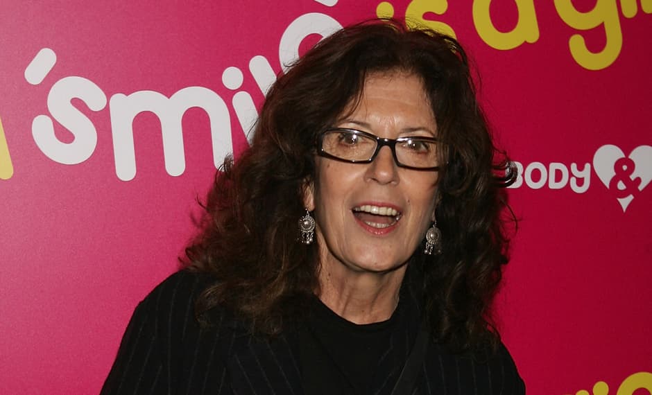 <b>Anita Roddick. </b>Con
<a href="http://www.thebodyshop-usa.com/"> The Body Shop</a>, Anita estableció un precedente en lo que hoy se conoce como “industria verde”. La austeridad de su madre, que todo reutilizaba, y los rituales ancestrales de belleza que presenció en sus viajes fueron su inspiración. Comenzó, en 1976, vendiendo 15 productos que había conseguido alrededor del mundo. Su marca esta comprometida con el medio ambiente, los derechos humanos, y con el origen natural de los productos. 
<br>