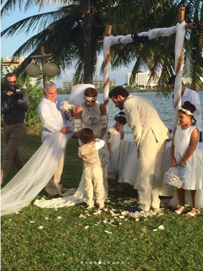 <b><a href="https://www.univision.com/entretenimiento/amor-en-azul-turquesa-rodrigo-cachero-y-adianez-hernandez-se-casan-frente-al-mar-fotos">Rodrigo Cachero y Adianez Hernández</a></b> eligieron el día 24 de febrero para casarse frente al mar, la novia lució un vestido del diseñador mexicano Rubén Brito.