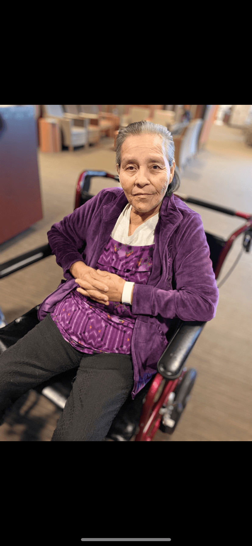 La policía describe a Escobedo como de 5 pies y 2 pulgadas de alto y de unas 140 libras de peso. Tiene el cabello gris y ojos color café. Se desconoce qué ropa vestía cuando desapareció. Información sobre su paradero se puede reportar al 911. El número de caso es 19-071854.