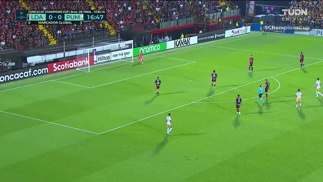 ¡TIRO ATAJADO! disparo por Guillermo Martínez.