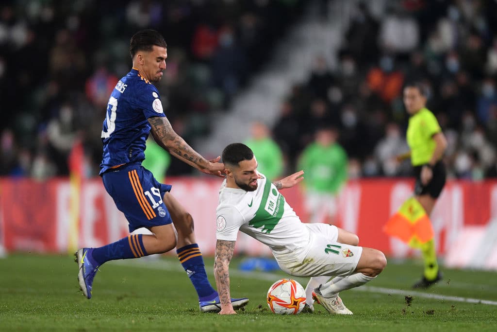 Real Madrid, en un partido vibrante y que se definió en el tiempo extra, le remontó y venció 1-2 al Elche para meterse a los Cuartos de Final de la Copa del Rey. Los madridistas se fueron abajo y con un hombre menos en la primera parte de la prórroga tras un gol de Verdú, pero Isco y Hazard anotaron los tantos del triunfo en el segundo acto.