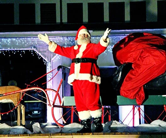 En el "Polo Norte", las familias bajarán del tren y verán a Santa Claus presentar el primer regalo de Navidad. De vuelta en Candy Cane Lane, todos los pasajeros que "creen" recibirán su propia campana.