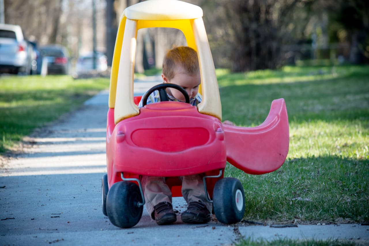 Bebés en fuga: Un par de niños de 2 años se escapan de una guardería a bordo de sus carritos de juguete
