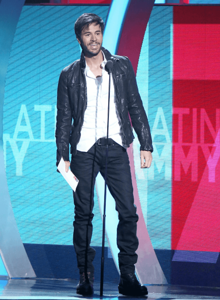 Este es Enrique en 2016, imagen habitual del Premio Lo Nuestro. Siempre se ve laxo e informal.