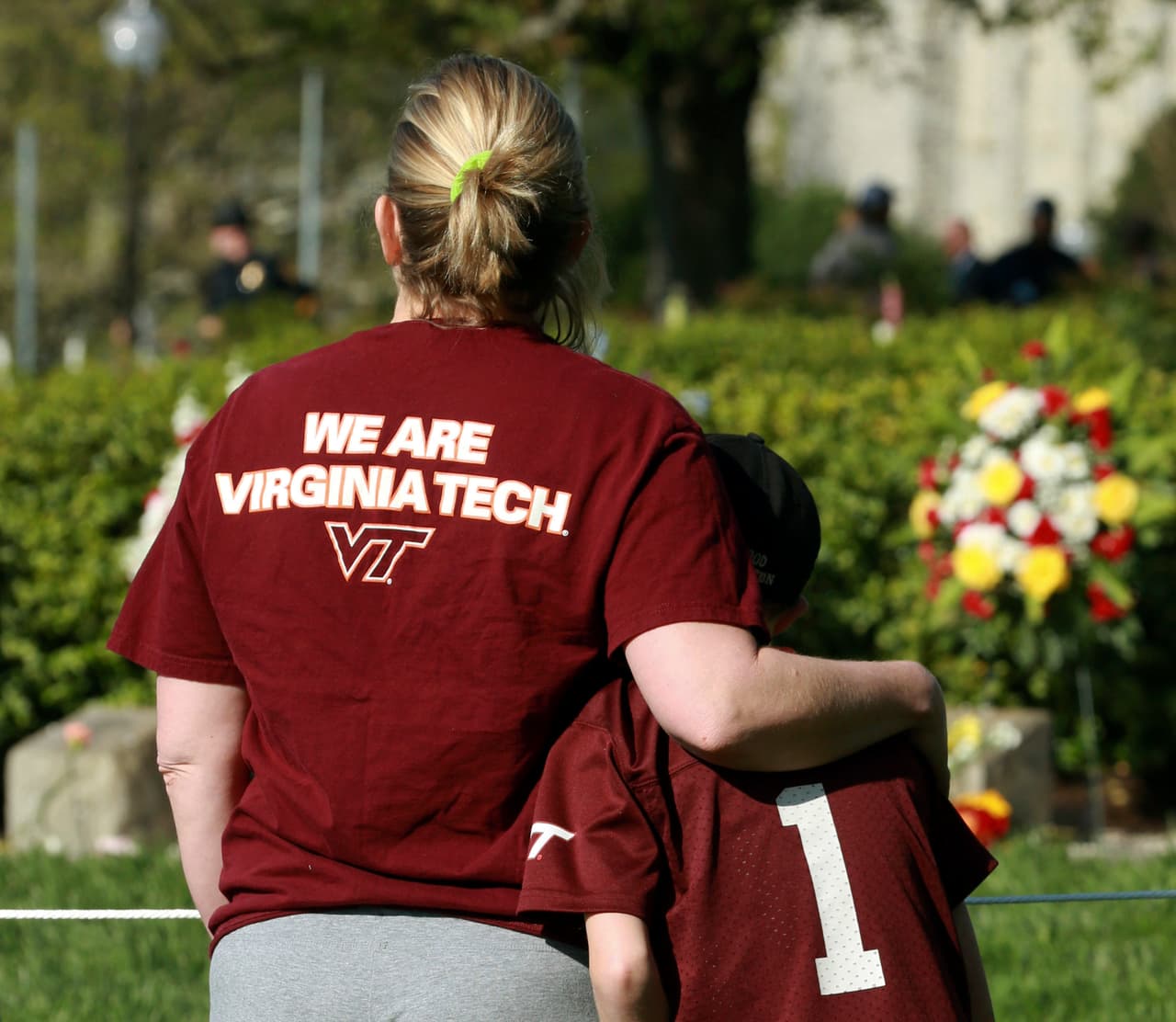 Christine Smith, del Virginia Tech Women's Center, abraza a su hijo Connor, de 10 años de edad, durante la ceremonia realizada este domingo en el campus, ubicado en Blacksburg, Virginia. (Matt Gentry /The Roanoke Times / AP)
<br>