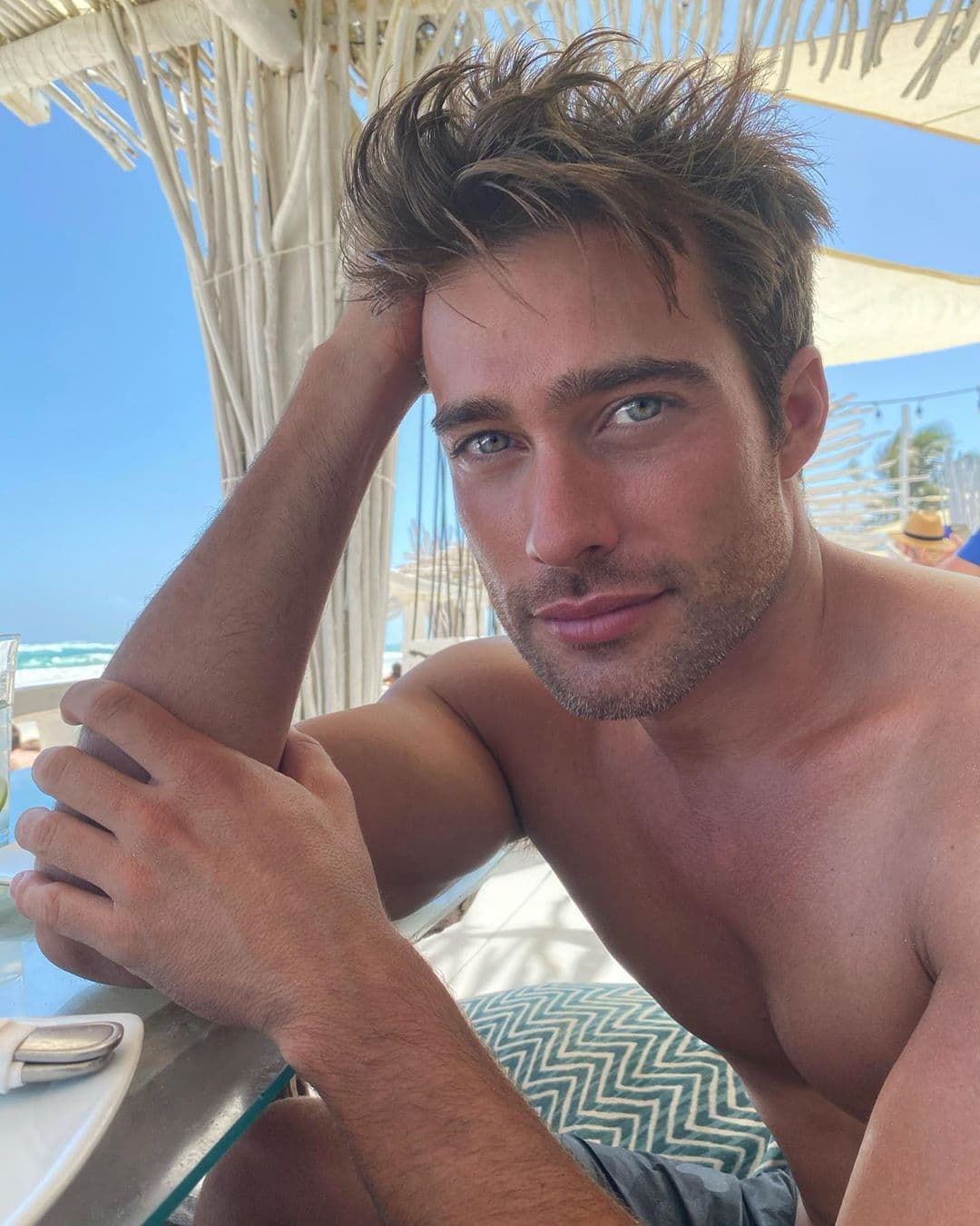 Ese mismo año, se dijo que ya había encontrado el amor en los brazos del modelo y actor argentino, Rodrigo Guirao, cuando los descubrieron en una cena romántica en el país sudamericano.