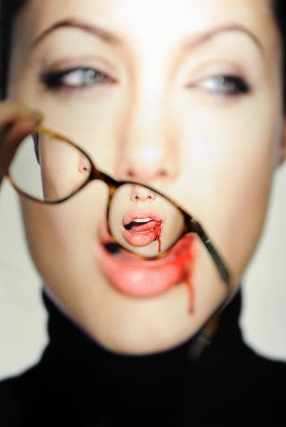 "Angelina with Blood" de Martin Schoeller es una de las fotografías que presenta la casa de subastas Christie's.