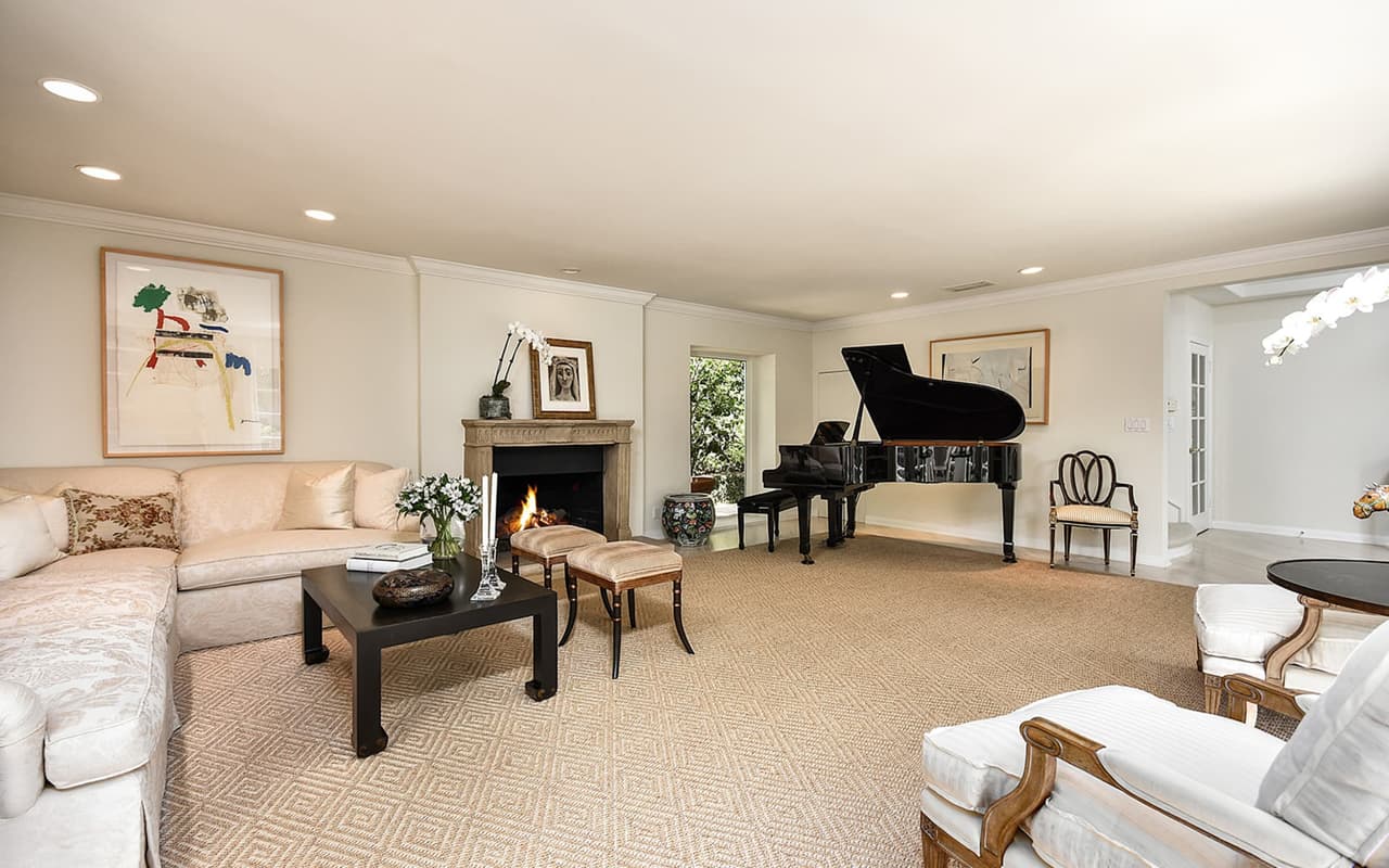 En el interior hay una gran sala de estar con puertas francesas que conducen a la parte exterior.