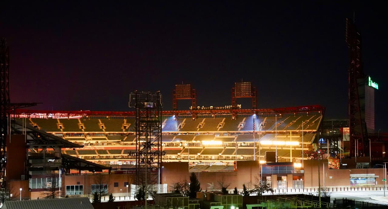 Un iluminado estadio de los
<a href="https://www.univision.com/local/philadelphia-wuvp/cinco-jugadores-de-los-phillies-dieron-positivo-por-covid-19-video">Phillies se unió al tributo. </a>