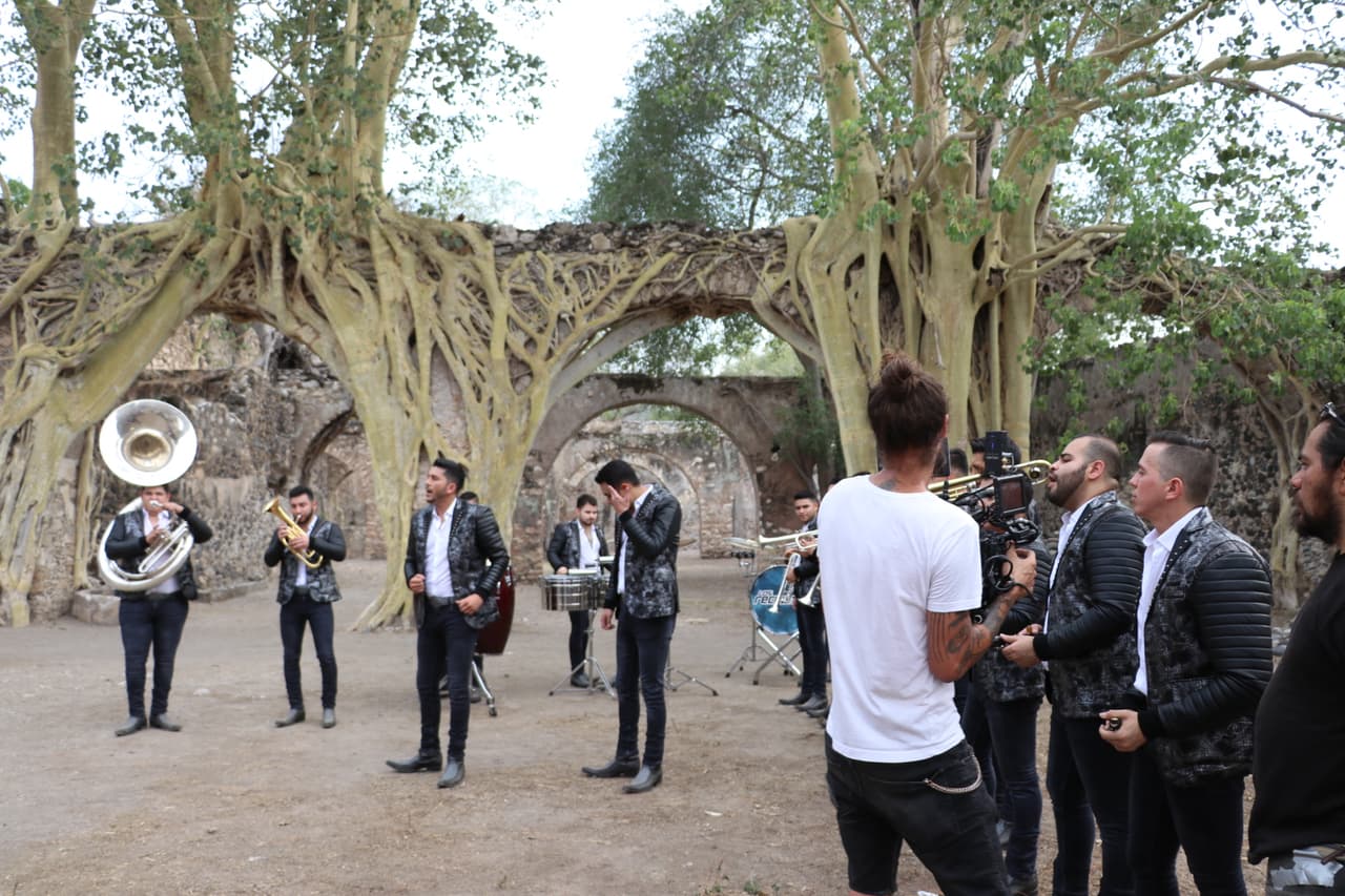 “No se nota en el video, pero estaba haciendo un calor tan tremendo, era como si hubiéramos estado en una hoguera, estaba el calor como a 40 grados [centígrados] o más pero a la misma forma disfrutamos todo ese paisaje”, dijo El Flaco.