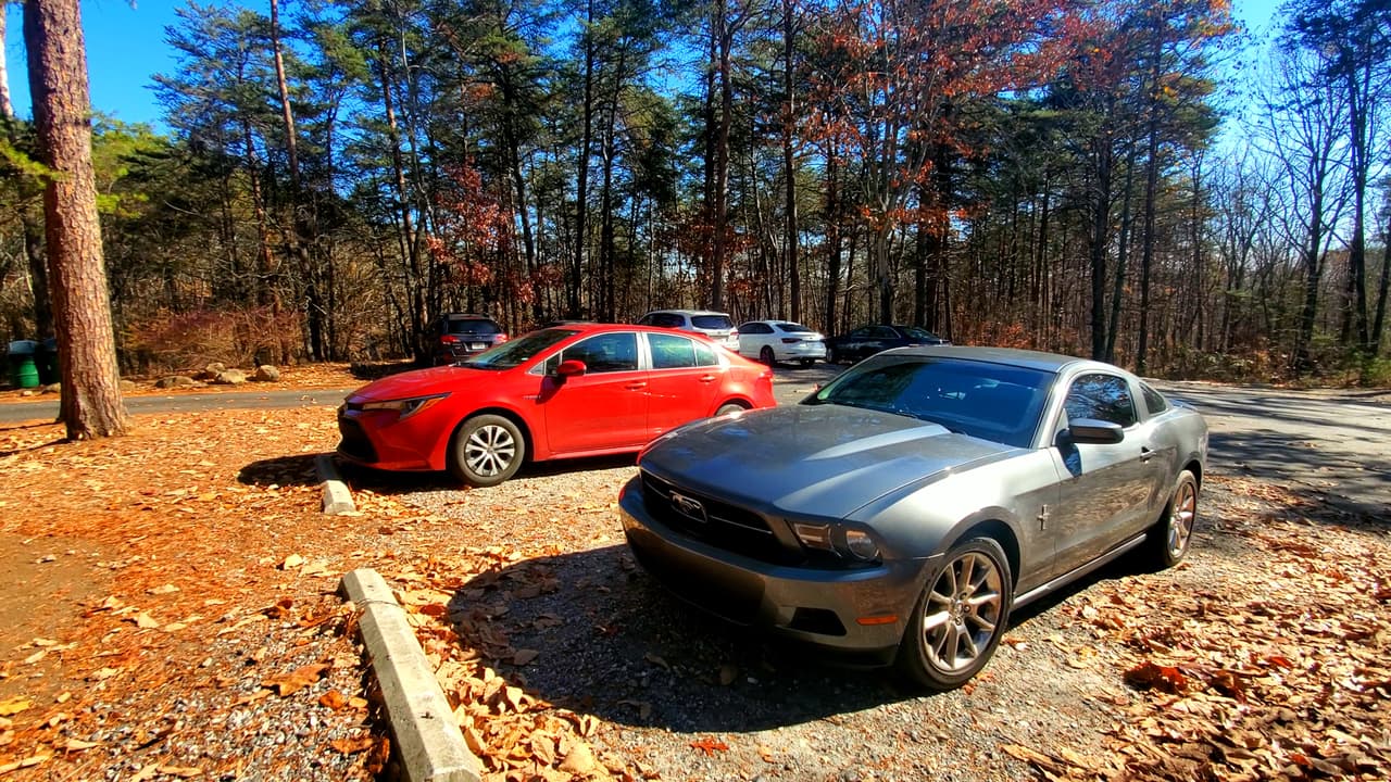 Primero, debes saber que Sawnee Mountain Preserve tiene varios senderos y estacionamientos para en sus entradas.